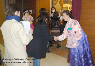 강연회 후 참가자와 인사하시는 윤숙자 선생님