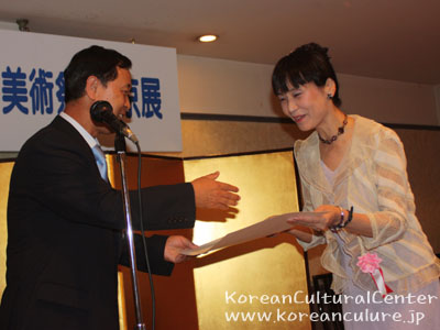 祝賀会・受賞式で韓国文化院長賞を授与