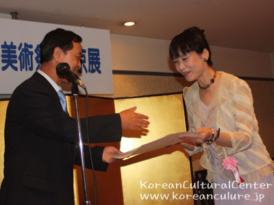 축하연을 겸한 수상식에서 한국문화원장상 수여