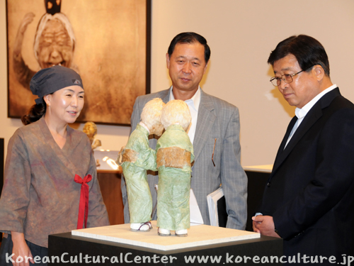 作品を説明する朴成喜先生（左）と作品を鑑賞する姜基洪文化院長（中央）と権哲賢駐日韓国大使（右）