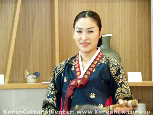 ロビーコンサートの様子－韓国の伝統衣装「韓服」の姿の金賢敏先生