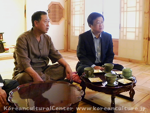 お茶を楽しむ権哲賢駐日韓国大使（右）と姜基洪院長（左）