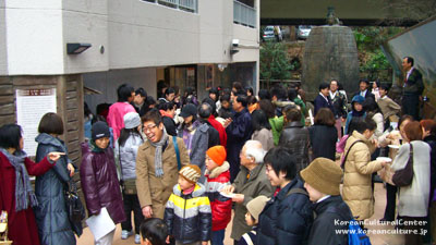 餅つき大会に集まった方々