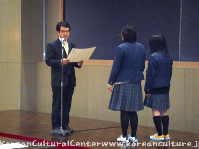 韓国文化院長賞を授与する韓国文化院 金鍾敏課長