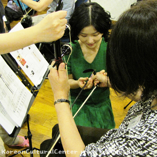 韓国伝統楽器「ヘグム」の2回目体験講座が開かれました！
