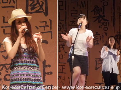 歌手並みの実力で第1位を見事ゲット（左） / 韓国人留学生をバックダンサーに熱唱（右）