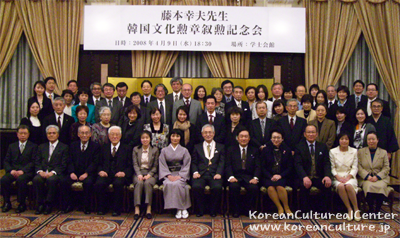 韓国関連学術界人士と記念撮影