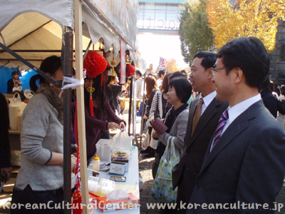 学園祭で韓国人留学生を激励する姜文化院長と金副院長
