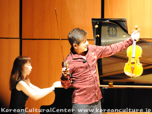 陳昌鉉先生が作った楽器を説明するバイオリニスト野村謙介さん