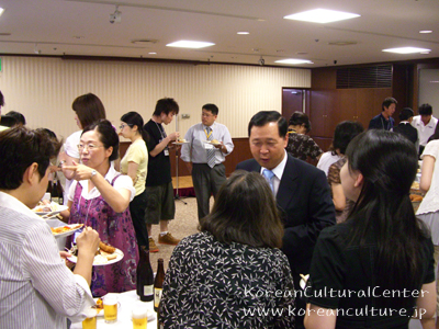 懇親会で受講者と歓談する韓国文化院長