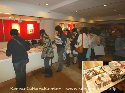 韓国文化関連イベント案内チラシを見る観客