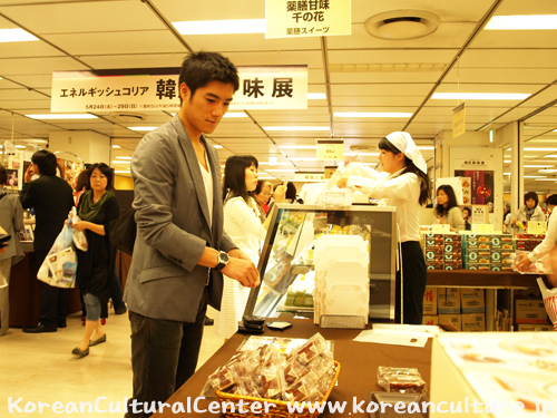 会場で買い物をするケイタさん－ケイタさんが買ったのはヨモギ味のロールケーキです！