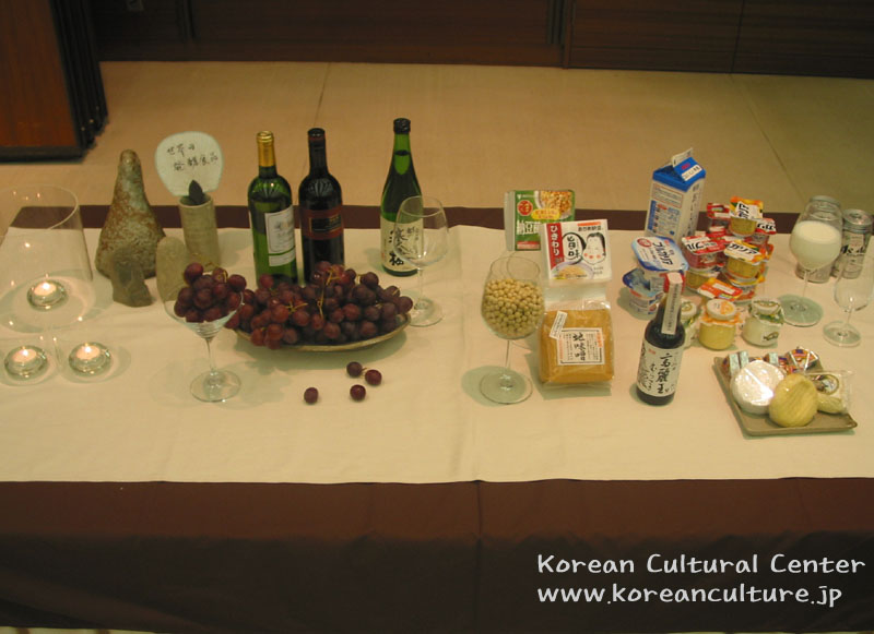 전세계의 발효음식 전시 - 낫토,치즈,와인,우유 등등