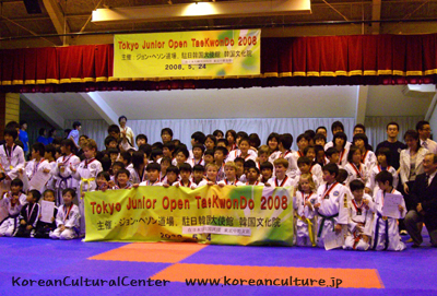 130여명의 참가자가 함께 기념촬영