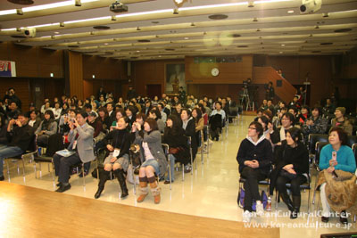 영화상영을 기다리는 관객들