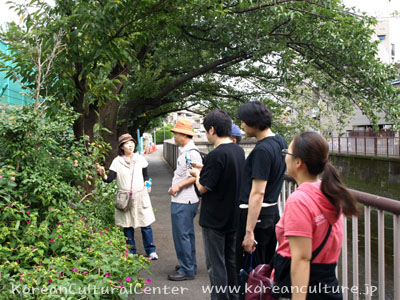 川辺周辺の景色についてみんなで語っている様子